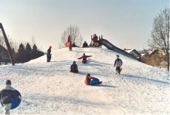 Kinder auf dem verschneiten Spielplatz