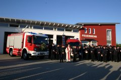 Grossansicht in neuem Fenster: Segnung TLF und Mz-Fahrzeug 2