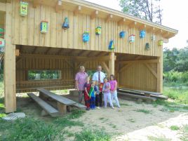 Bunte Vogelhäuschen für den Waldspielplatz