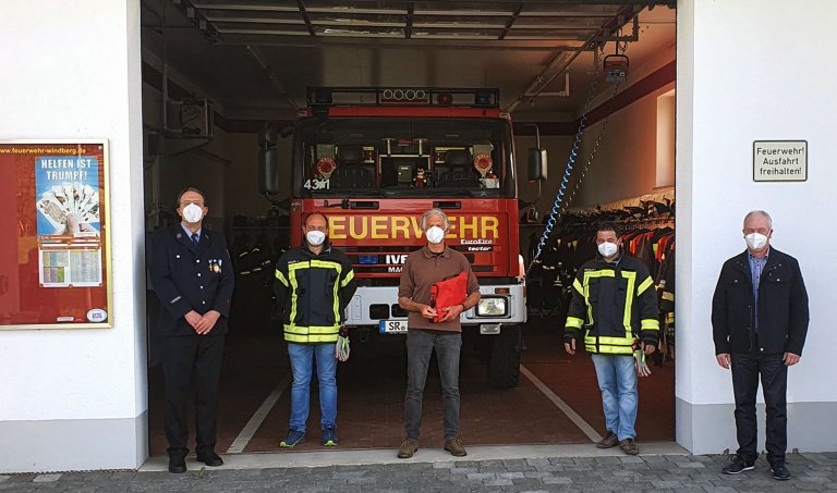 Defibrillator für Feuerwehr gespendet