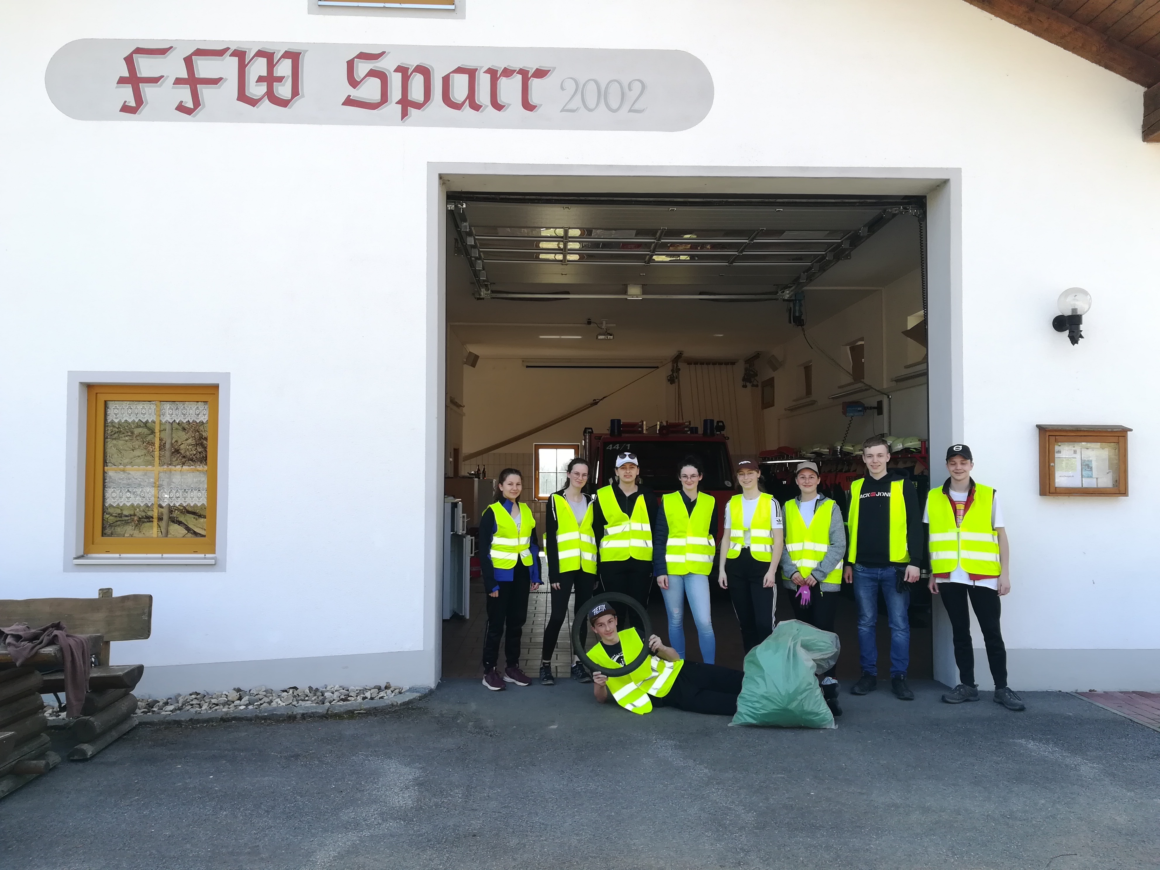 Jugendgruppe der FFW Sparr nach der Wanderwegesäuberungsaktion