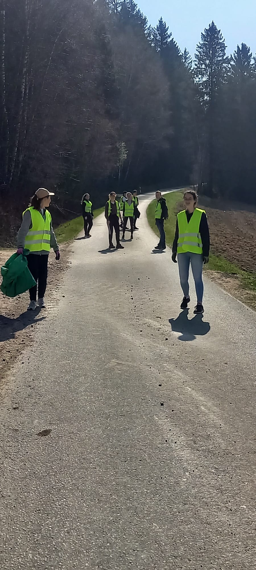 Jugendliche der FFW Sparr bei der Wanderwegesäuberung