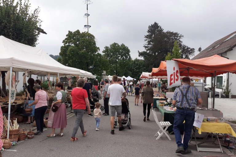 Markttreiben auf dem Neukirchner Kirta