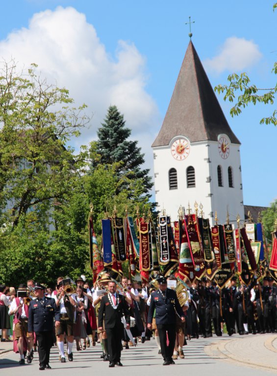150 j. FFW Kirchenzug Fahnenmeer