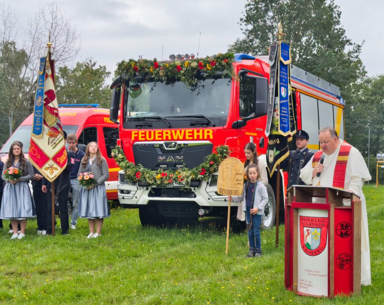 Neues Fahrzeug bei der Segnung